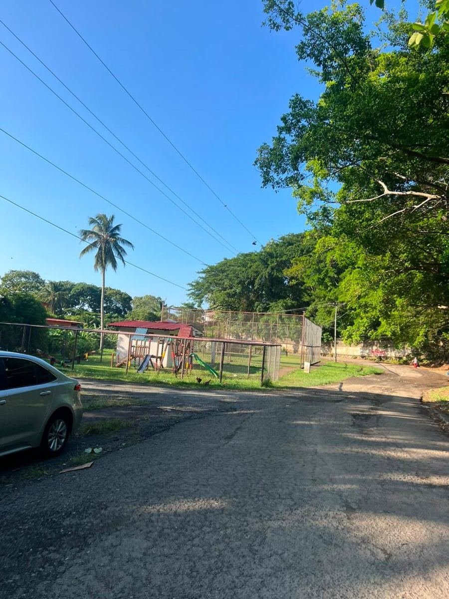 Sector El Progreso: calle sin pavimentar junto a un parque infantil