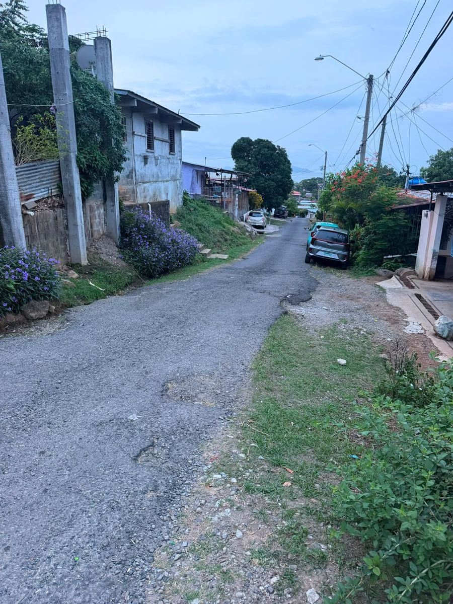 Sector 4: calle residencial deteriorada con autos estacionados